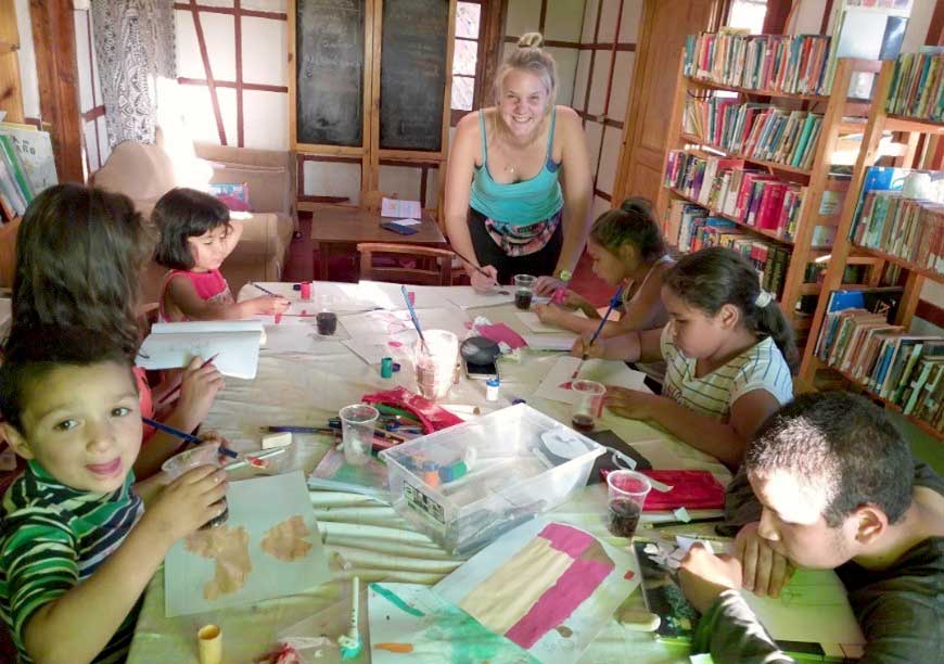 Juntos e. V. Freiwillige mit Kindern in der Bibliothek